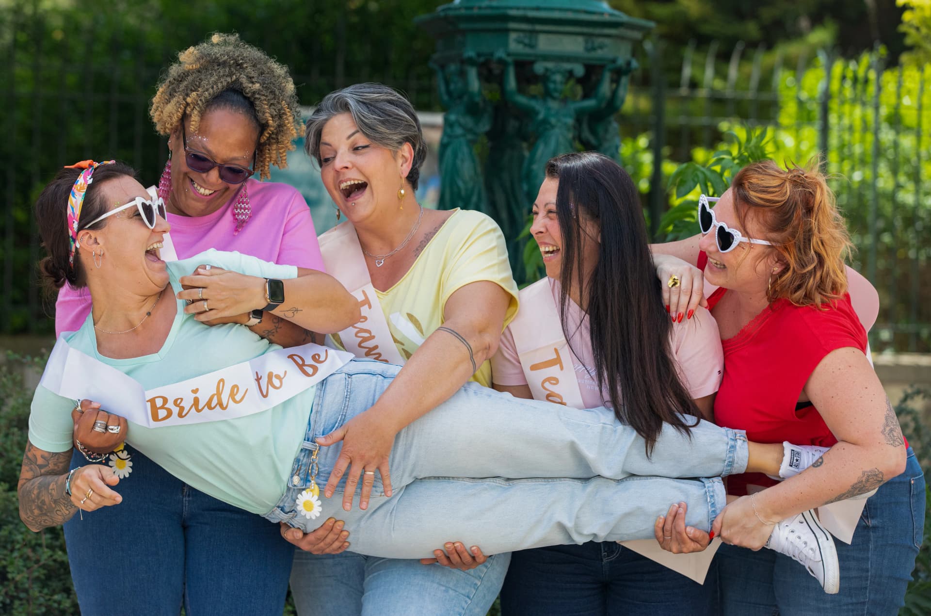 Groupe d'amies portant la future mariée lors d'un moment convivial EVJF