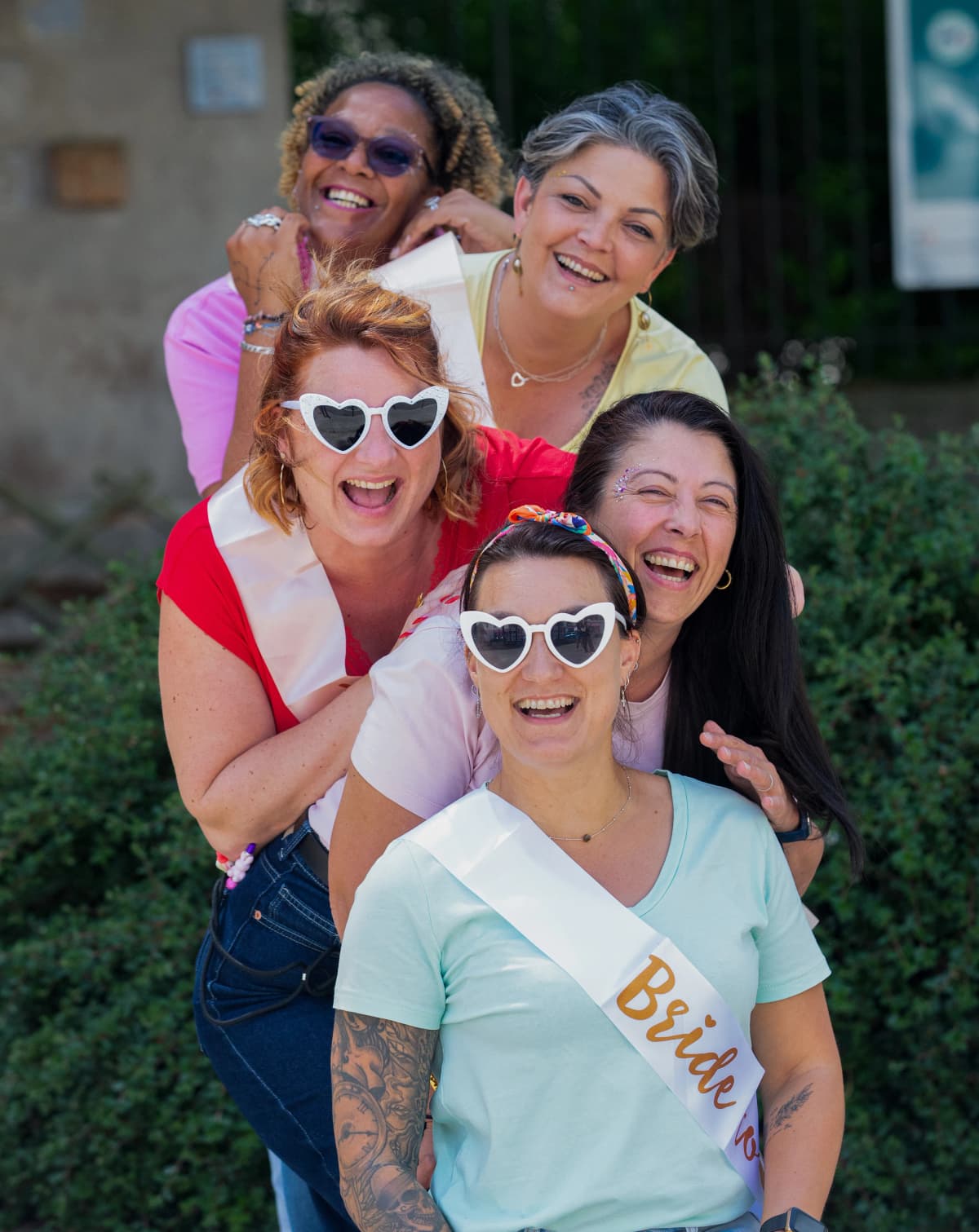 Groupe d'amies portant la future mariée lors d'un EVJF organisé par Lina Smile